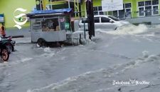 Air meluap ke Jalan Bojonggenteng - Kalapanunggal dan rumah warga - Ist