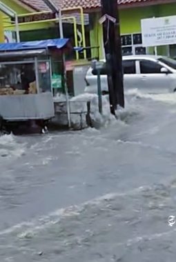 Cor Jalan Kabupaten Sukabumi tak tuntas, banjir terjang rumah warga Bojonggenteng