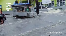 Air meluap ke Jalan Bojonggenteng - Kalapanunggal dan rumah warga - Ist