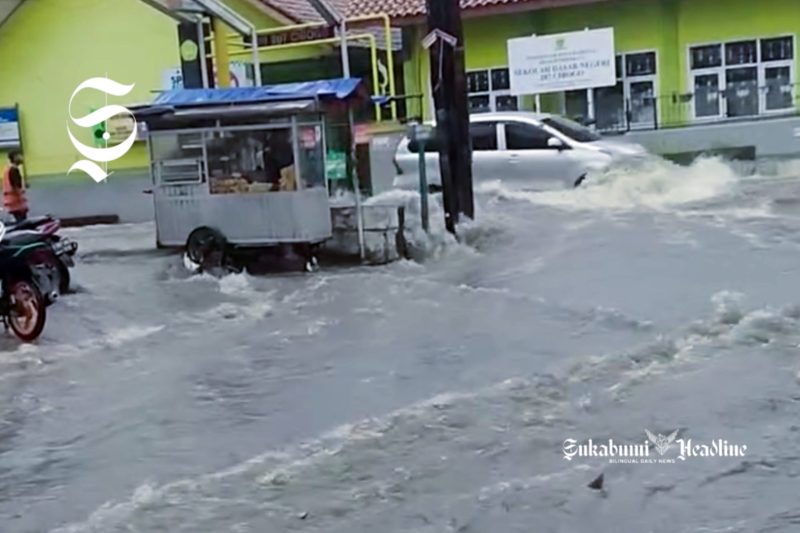 Air meluap ke Jalan Bojonggenteng - Kalapanunggal dan rumah warga - Ist