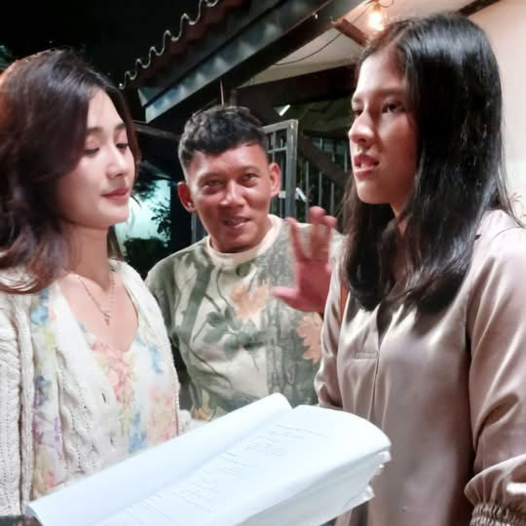 5 fakta Bobby Bobob: Sutradara film alumni SMAN 1 Cikembar dan eks HRD PT GSI Sukabumi 2 Bobby Bobob mengarahkan talent saat syuting