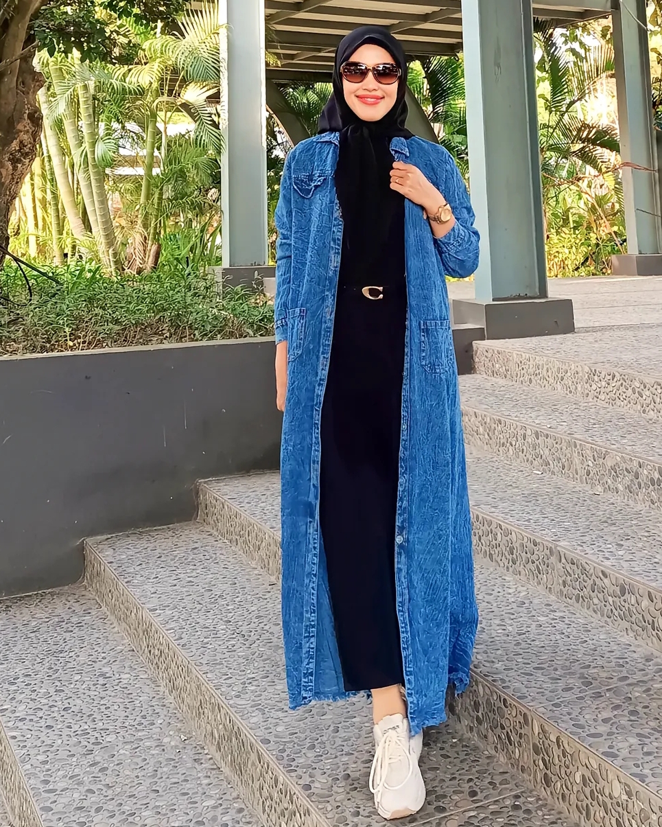 Hijabers Sukabumi, ini lho 5 model busana kerja Muslimah usia 40-50 tahun 5 Busana Muslimah untuk kerja paduan jeans ala Aya Naya Lemon