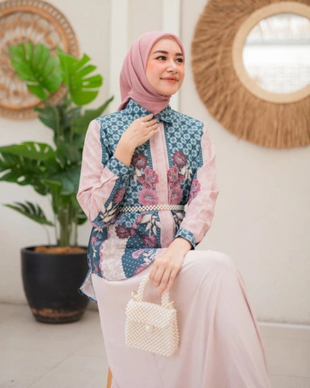 Hijabers Sukabumi, ini lho 5 model busana kerja Muslimah usia 40-50 tahun 4 Busana kantoran untuk Muslimah usia 40 50 Greisy Official