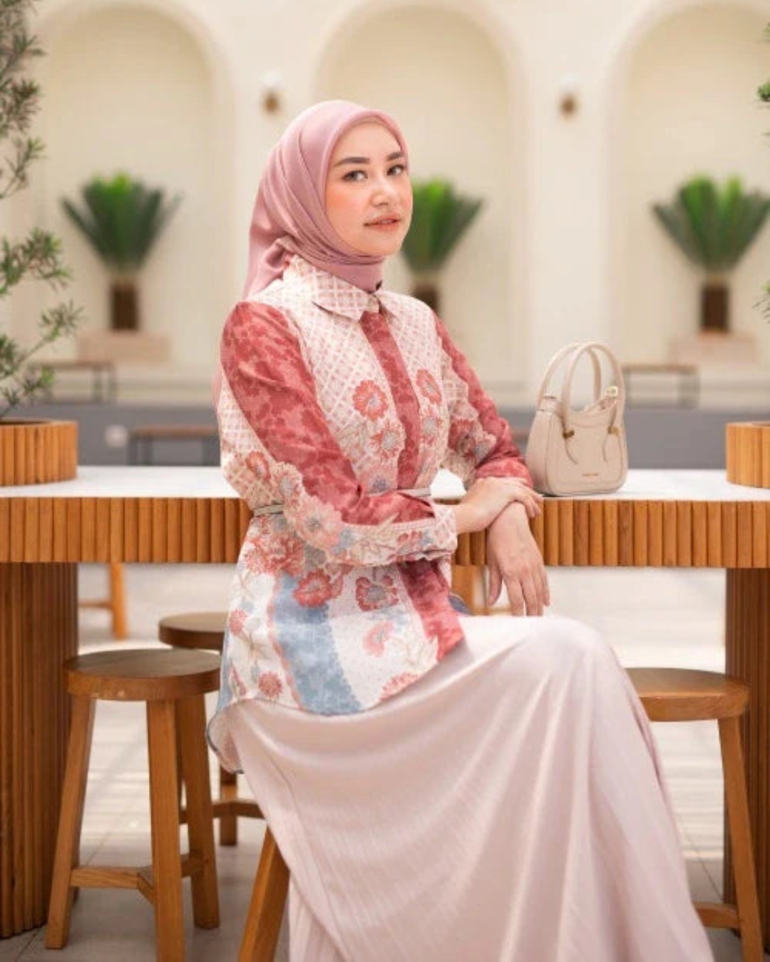 Hijabers Sukabumi, ini lho 5 model busana kerja Muslimah usia 40-50 tahun 1 Busana kerja untuk Muslimah usia 40 50 Greisy Official