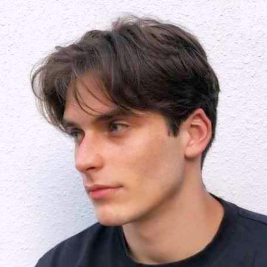 7 gaya rambut 2025 lagi hits ala Rudy Hadisuwarno, bikin cowok Sukabumi tampak gentle 3 Curtain Hair