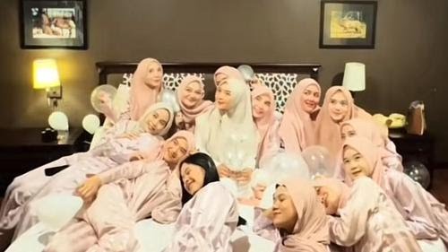 Hidup tak selalu indah, tapi Wanita Sukabumi ini tetap happy meski batal nikah H-1 1 Devita Sri Suci, selebgram asal Sukabumi batal menikah H-1 padahal sudah menggelar acara siraman - TikTok @developphoto