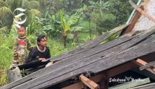 Tatapan kosong kakak adik yatim ke rumahnya yang ambruk di Cikembar Sukabumi - Marlina
