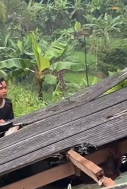 Tatapan kosong kakak adik yatim ke rumahnya yang ambruk di Cikembar Sukabumi