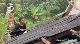 Tatapan kosong kakak adik yatim ke rumahnya yang ambruk di Cikembar Sukabumi - Marlina