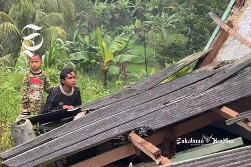 Tatapan kosong kakak adik yatim ke rumahnya yang ambruk di Cikembar Sukabumi - Marlina