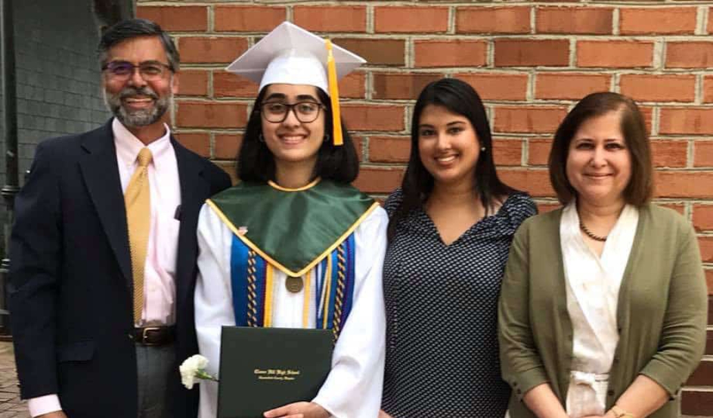 Profil Ghazala Hashmi: Muslim pertama Wakil Gubernur Virginia AS vs Islamofobia 1 Ghazala Hashmi bersama suami dan kedua putrinya