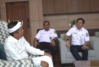 Gubernur Jawa Barat Dedi Mulyadi bersama Direktur Utama PT Kereta Api Indonesia (KAI) Bobby Rasyidin - Pemprov Jawa Barat