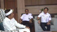 Gubernur Jawa Barat Dedi Mulyadi bersama Direktur Utama PT Kereta Api Indonesia (KAI) Bobby Rasyidin - Pemprov Jawa Barat