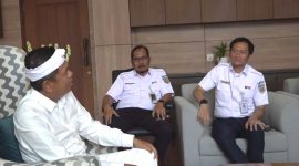 Gubernur Jawa Barat Dedi Mulyadi bersama Direktur Utama PT Kereta Api Indonesia (KAI) Bobby Rasyidin - Pemprov Jawa Barat