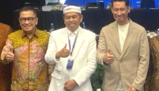 Gubernur Jawa Barat Kang Dedi Mulyadi (KDM) diapit oleh Wowiek 'Mardigu