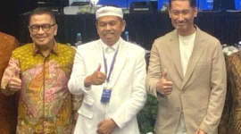 Gubernur Jawa Barat Kang Dedi Mulyadi (KDM) diapit oleh Wowiek 'Mardigu