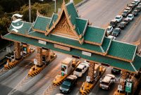 Ilustrasi gerbang tol dengan ornamen khas budaya Sunda - sukabumiheadline.com/AI