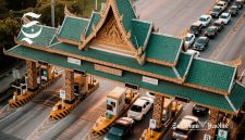 Ilustrasi gerbang tol dengan ornamen khas budaya Sunda - sukabumiheadline.com/AI