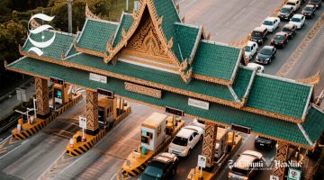 Ilustrasi gerbang tol dengan ornamen khas budaya Sunda - sukabumiheadline.com/AI