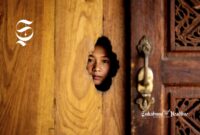 Ilustrasi orang sedang mengintip - sukabumiheadline.com