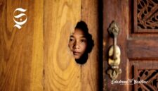 Ilustrasi orang sedang mengintip - sukabumiheadline.com