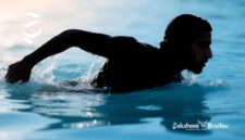 Ilustrasi pria Arab berenang di pantai - sukabumiheadline.com