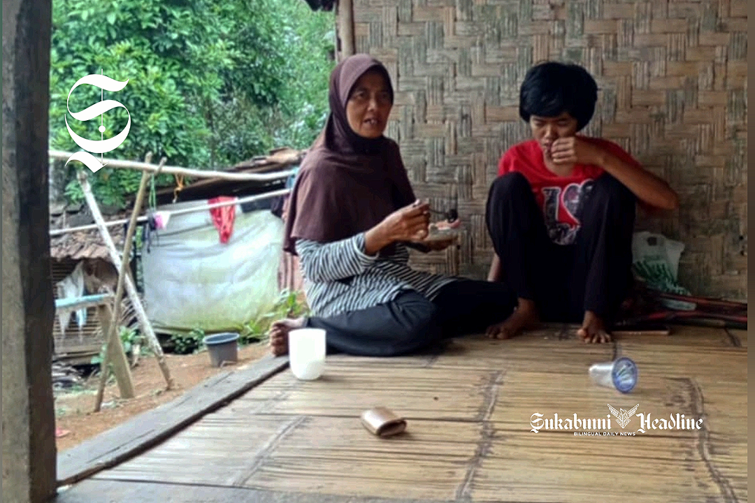 Mak Mimit sedang menyuapi anaknya yang berkebutuhan khusus, Ulani