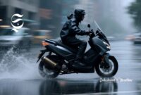 Mengendarai sepeda motor matic saat hujan deras - sukabumiheadline.com