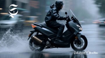 Mengendarai sepeda motor matic saat hujan deras - sukabumiheadline.com