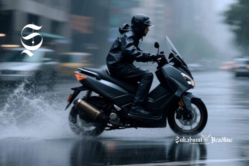 Mengendarai sepeda motor matic saat hujan deras - sukabumiheadline.com