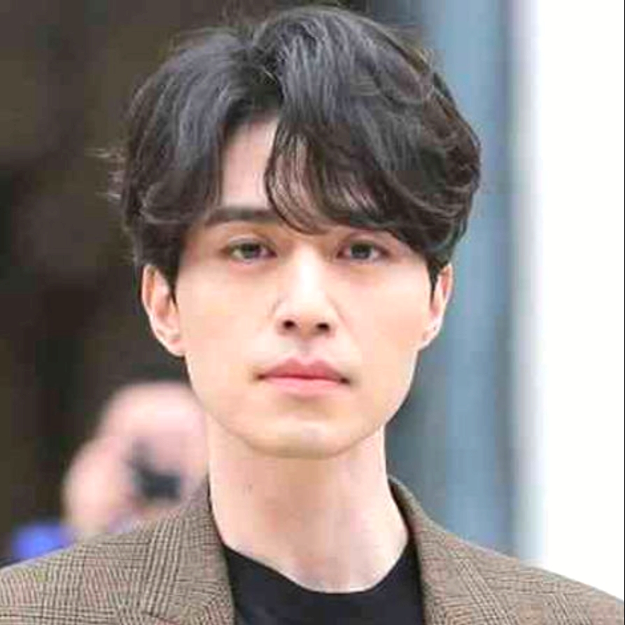 7 gaya rambut 2025 lagi hits ala Rudy Hadisuwarno, bikin cowok Sukabumi tampak gentle 5 Middle Part Comma Hair