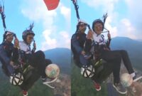 Muhammad Fikri Sirath, atlet freestyle football asal Sukabumi melakukan juggling bola di udara - Ist