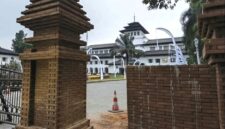 Penampakan pintu gerbang Gedung Sate sebelum dan sesudah perubahan - Ist
