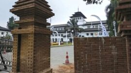 Penampakan pintu gerbang Gedung Sate sebelum dan sesudah perubahan - Ist