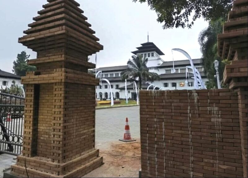 Penampakan pintu gerbang Gedung Sate sebelum dan sesudah perubahan - Ist