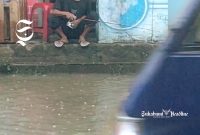 Warga mancing di Ruas Jalan Bojonggenteng - Kalapanunggal terendam banjir - Ist