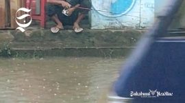 Warga mancing di Ruas Jalan Bojonggenteng - Kalapanunggal terendam banjir - Ist