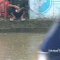 Warga mancing di Ruas Jalan Bojonggenteng - Kalapanunggal terendam banjir - Ist