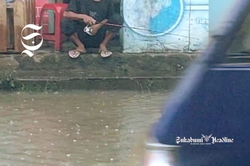 Warga mancing di Ruas Jalan Bojonggenteng - Kalapanunggal terendam banjir - Ist