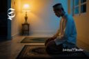 Seorang Muslim sedang melaksanakan ibadah shalat malam - sukabumiheadline.com