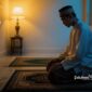 Seorang Muslim sedang melaksanakan ibadah shalat malam - sukabumiheadline.com