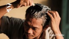 Seorang pria mewarnai rambut beruban dengan cat rambut warna hitam - sukabumiheadline.com