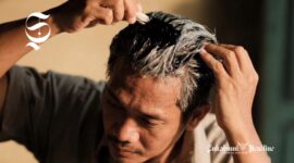 Seorang pria mewarnai rambut beruban dengan cat rambut warna hitam - sukabumiheadline.com