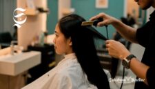 Seorang wanita sedang memotong rambutnya yang panjang - sukabumiheadline.com