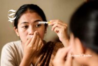 Seorang wanita sedang mencukur bulu alis - sukabumiheadline.com