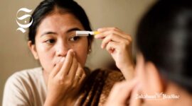 Seorang wanita sedang mencukur bulu alis - sukabumiheadline.com