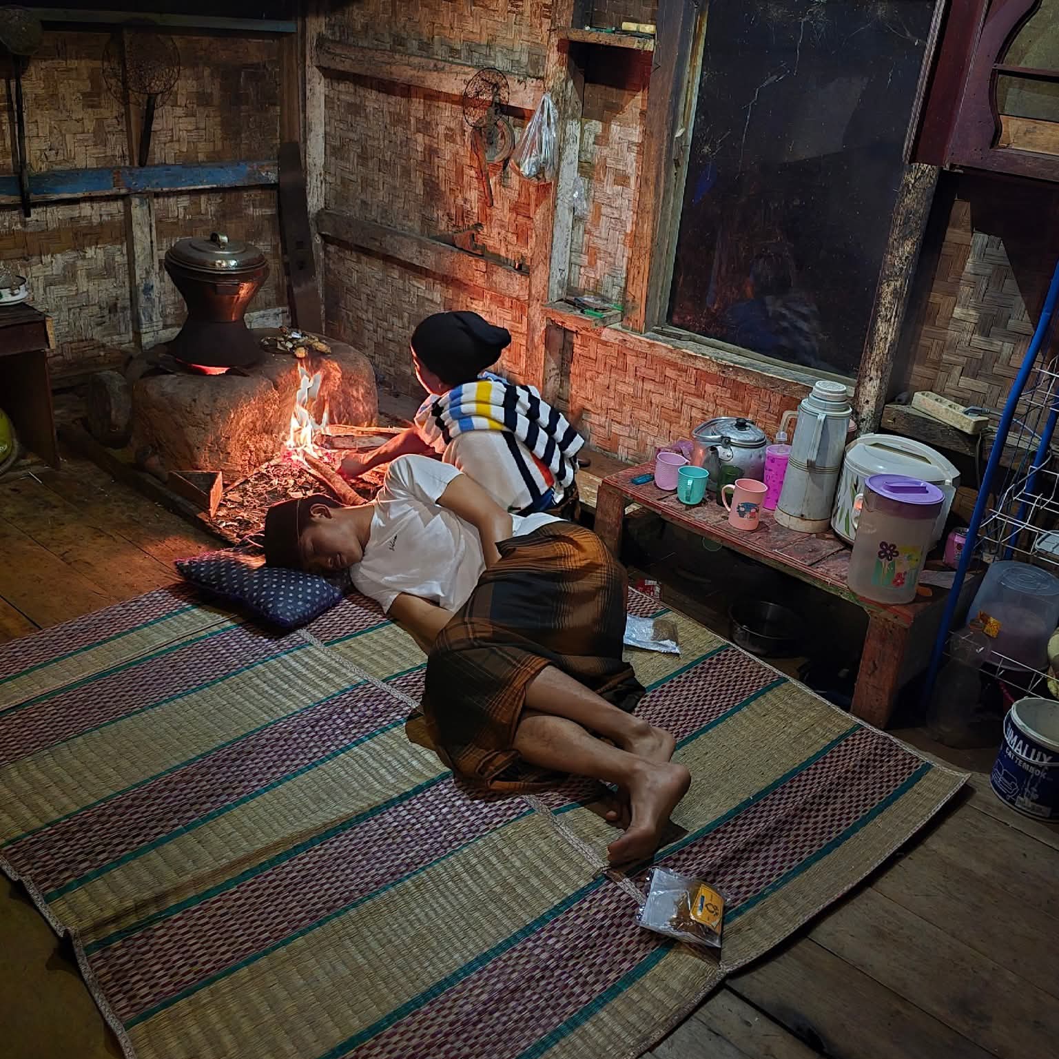 5 kondisi generasi pra-internet di Sukabumi, Gen Y, Z dan Alpha tidak tahu: Seru dan imajinatif 1 Tidur diselimuti hangatnya api di Hawu atau tungku