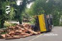 Truk overload muatan terkapar di jalan menikung Bantargadung Sukabumi - Saepul Usman