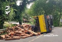 Truk overload muatan terkapar di jalan menikung Bantargadung Sukabumi - Saepul Usman