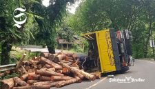 Truk overload muatan terkapar di jalan menikung Bantargadung Sukabumi - Saepul Usman